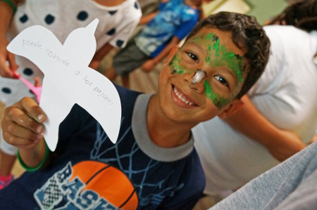 A child shares what he can do to help birds in an art activity in Puerto Rico (Photo courtesy of Centro Ambiental Santa Ana/ Sociedad de Historia Natural de Puerto Rico).