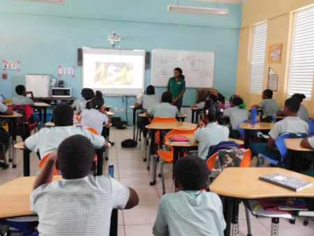 Ajhermae White talking to primary school students about shorebirds